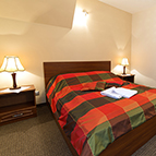 Sypialnia w apartamencie dwupokojowym