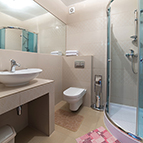 Łazienka w apartamencie 3-osobowym